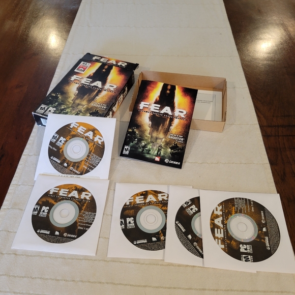 2005 FEAR PC Gamers Editors Choice Edition - Picture 6 of 16